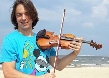 Sviatoslav Kondrativ plaing violin